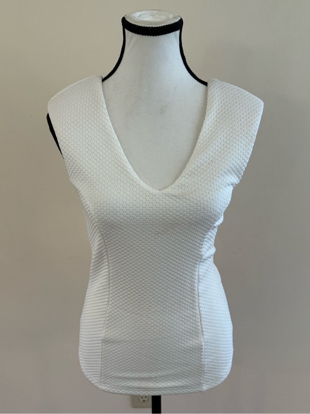 Suzy Shier White Textured V-Neck Women's Top size XS
